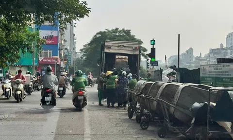 Hà Nội: Rác thải ùn ứ, nhiều tuyến phố bốc mùi nồng nặc