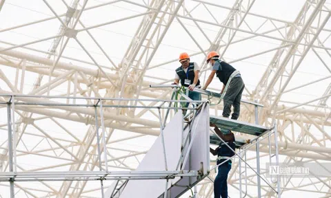 Không khí hối hả chuẩn bị các gian hàng tại Triển lãm Thành tựu Đất nước