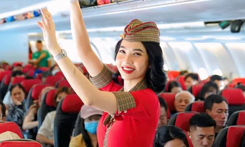 Nhận quà từ Vietjet khi mặc áo cờ đỏ sao vàng lên máy bay