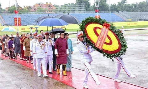 Chùm ảnh: Quốc vương Bhutan và Hoàng hậu vào Lăng viếng Chủ tịch Hồ Chí Minh