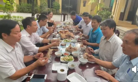 Cán bộ thú y Huế cùng ăn giò heo để vận động người dân tiêu thụ thịt an toàn