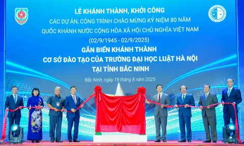 Phó Thủ tướng Chính phủ Lê Thành Long dự lễ gắn biển khánh thành cơ sở đào tạo Trường Đại học Luật Hà Nội tại tỉnh Bắc Ninh