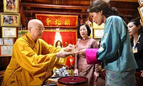Phu nhân Chủ tịch nước và Hoàng hậu Bhutan thăm chùa Trấn Quốc