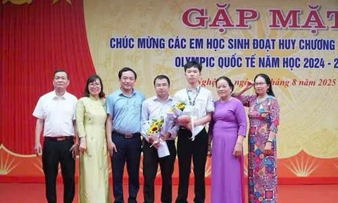 Nghệ An khen thưởng gần 260 triệu đồng cho nam sinh đạt 2 Huy chương Vàng Vật lý