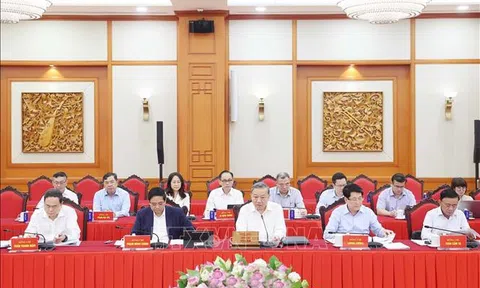 Bộ Chính trị cho ý kiến về công tác chuẩn bị Đại hội Đảng bộ thành phố Hà Nội và Đảng bộ TPHCM