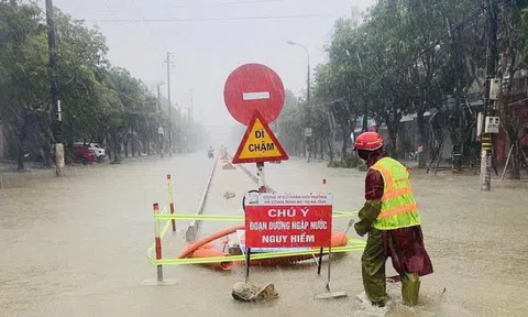 Mưa xối xả, nhiều tuyến đường ở Hà Tĩnh bị đứt gãy, ngập sâu
