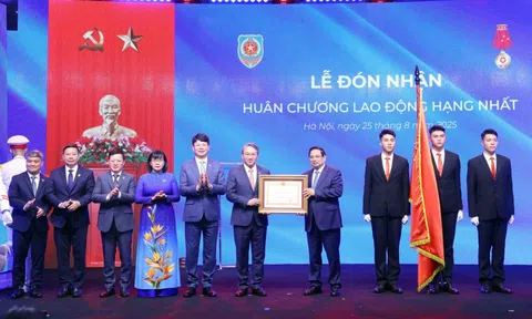 Bộ Tư pháp đón nhận Huân chương Lao động hạng Nhất