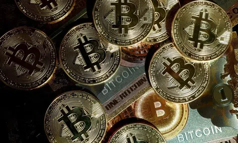 Bitcoin thủng mốc 110.000 USD, gần 1 tỷ USD vị thế mua bị 'quét sạch' sau cú xả hàng 2,6 tỷ USD
