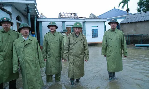 Phó Thủ tướng Chính phủ Trần Hồng Hà kiểm tra, động viên nhân dân Hà Tĩnh sau bão số 5
