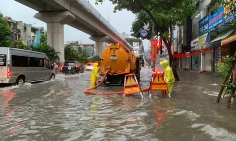 Hà Nội: Mưa lớn, nhiều tuyến phố ngập sâu