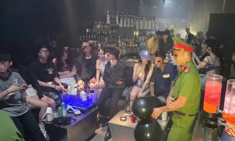Phát hiện khách dương tính với ma túy và kho hàng “đen” trong quán pub