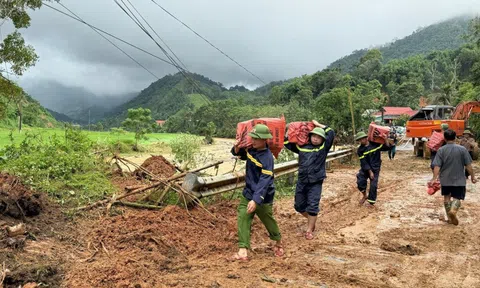 Vượt suối, băng rừng mang lương thực tiếp tế cho 520 hộ dân bị cô lập