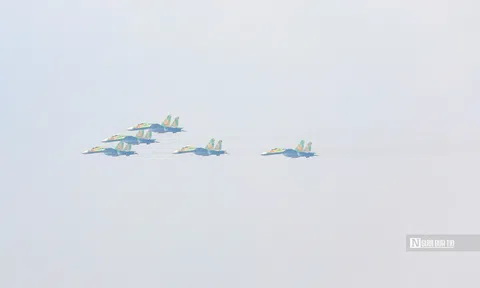 Tiêm kích Su-30MK2 bay lượn trên bầu trời Hà Nội