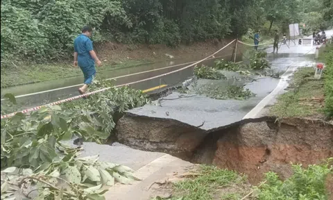Đặt biển cảnh báo, bố trí trực gác tại các vị trí sạt lở trên quốc lộ