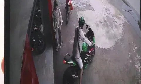 Cùng đi mua xe, gã trai biến mất sau khi bỏ bạn gái "làm tin"