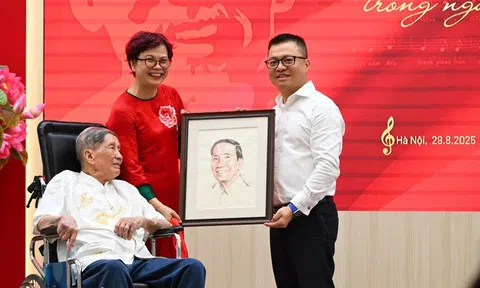 Nhạc sĩ Phạm Tuyên trao tặng ca khúc “Như có Bác trong ngày đại thắng” cho Báo Nhân Dân