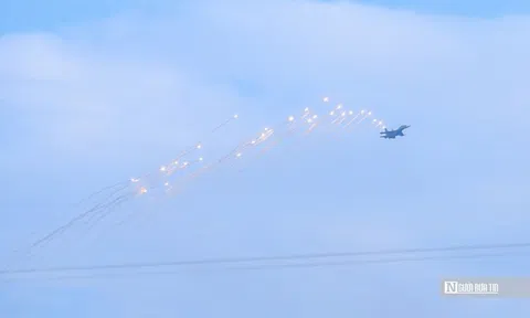 Dàn tiêm kích SU-30MK2 thả bẫy nhiệt trên bầu trời Hà Nội