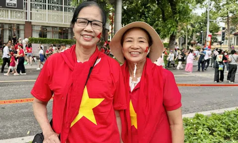 Người dân rưng rưng xúc động khi xem Lễ Tổng duyệt diễu binh, diễu hành kỷ niệm 80 năm Quốc khánh 2/9