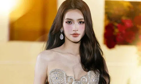 Hoa hậu Tiểu Vy tất bật từ lễ diễu hành đến sàn diễn thời trang
