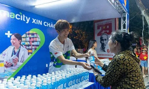 Đội ngũ y tế kịp thời hỗ trợ người dân gặp vấn đề sức khỏe khi tham dự đại lễ