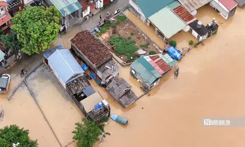 Nước lũ tràn qua đê sông Bùi, nhiều nơi ở ngoại thành Hà Nội ngập sâu