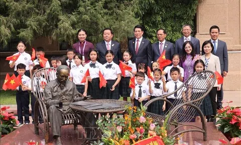 Chủ tịch nước Lương Cường gặp gỡ cộng đồng người Việt Nam tại Trung Quốc
