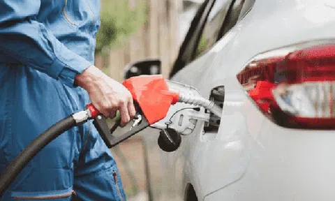 Giá xăng tăng lần thứ ba liên tiếp