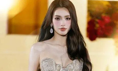 Hoa hậu Tiểu Vy tất bật từ lễ diễu hành đến sàn diễn thời trang