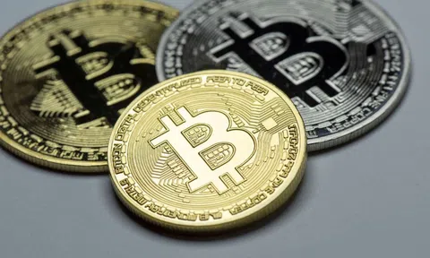 Bitcoin áp sát 112.000 USD, 72% nguồn cung 'biến mất' khỏi thị trường