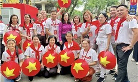 Kiều bào tham gia diễu hành tại lễ tổng hợp luyện với niềm tự hào và lòng yêu nước