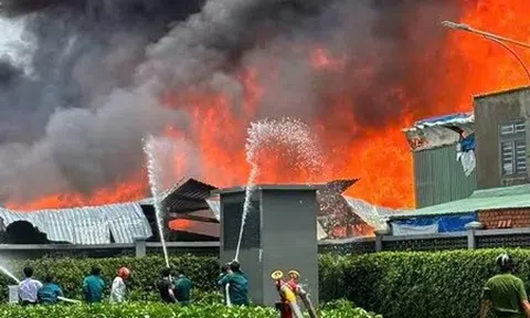 Cháy lớn nhà xưởng ở Tp.HCM, phát hiện bên trong có thi thể