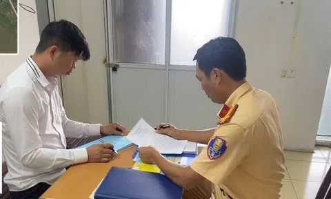 Xử phạt tài xế để trẻ em thò đầu ra ngoài xe ô tô khi đang lưu thông trên quốc lộ