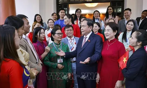 Chủ tịch Quốc hội gặp gỡ cộng đồng người Việt Nam tại Malaysia