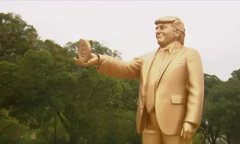 Bất ngờ xuất hiện tượng vàng ông Donald Trump cầm Bitcoin trước toà nhà Quốc hội Mỹ