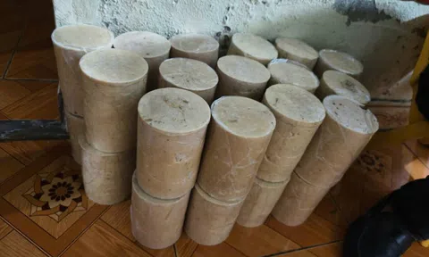 Khởi tố chủ cơ sở sử dụng chất cấm để sản xuất giò chả, xúc xích