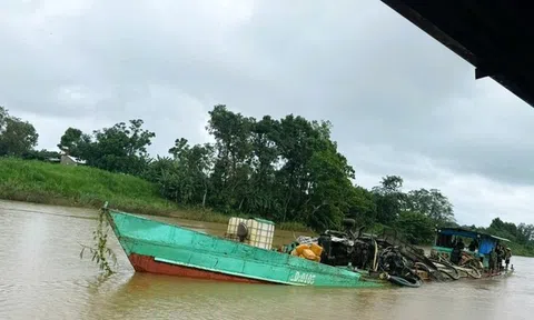 Bắt quả tang 2 tàu sắt hút cát lậu trên sông Đồng Nai