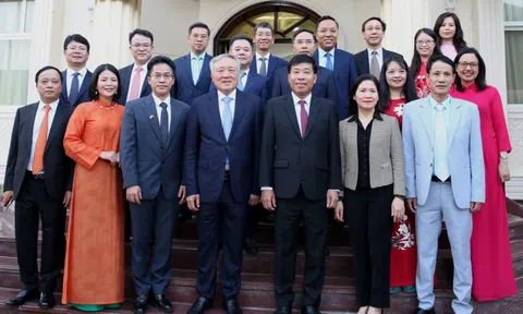 Phó Thủ tướng Thường trực Chính phủ Nguyễn Hòa Bình thăm Đại sứ quán Việt Nam tại UAE