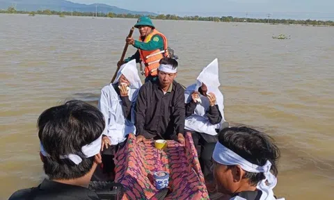Hà Tĩnh: Nước lũ bao phủ xóm làng, người dân phải chèo thuyền tổ chức tang lễ