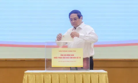 Thủ tướng Phạm Minh Chính cùng lãnh đạo Chính phủ và tập thể Văn phòng Chính phủ ủng hộ đồng bào bị thiệt hại do bão lũ