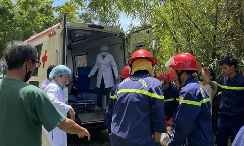 Giải cứu người đàn ông bị thương mắc kẹt trên mái hiên nhà thi đấu