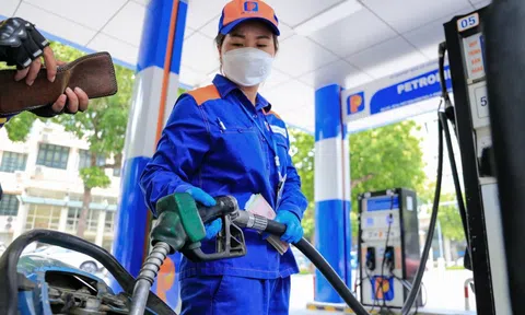 Giá xăng giảm mạnh