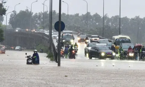 Mưa xuyên đêm, các tuyến phố Hà Nội ngập sâu