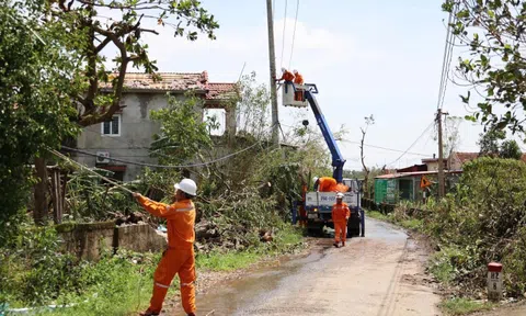 Khôi phục và cấp điện trở lại cho toàn bộ khách hàng bị ảnh hưởng của bão số 10 trong ngày 6/10
