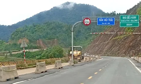 Cao tốc La Sơn – Hòa Liên vừa sử dụng đã hỏng, đơn vị quản lý đổ lỗi cho trời mưa