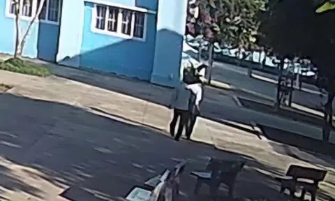 Bộ GD&ĐT yêu cầu báo cáo vụ thầy giáo có hồ sơ "cá biệt" hành hung đồng nghiệp