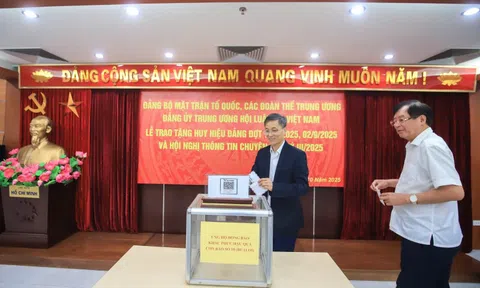 Hội Luật gia Việt Nam ủng hộ đồng bào vùng bão lũ, trao tặng huy hiệu Đảng cho đảng viên ưu tú