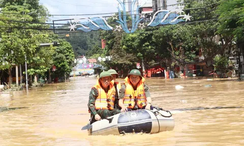 Phó Thủ tướng Trần Hồng Hà thăm hỏi người dân, chỉ đạo khắc phục hậu quả mưa lũ tại tỉnh Cao Bằng