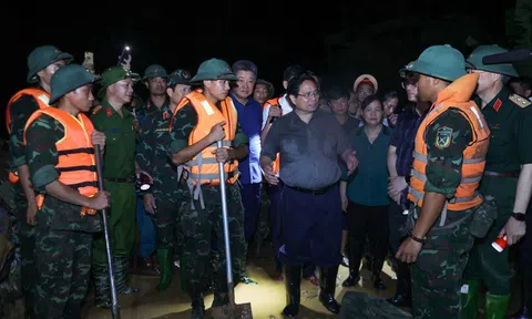 Thủ tướng kiểm tra công tác ứng phó mưa lũ tại vùng ven sông của Hà Nội