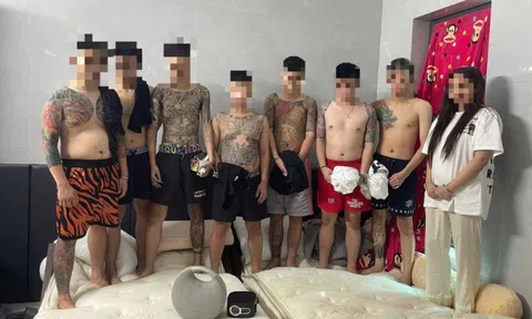 Phát hiện 1 cô gái và 7 nam thanh niên “bay lắc” trong nhà nghỉ