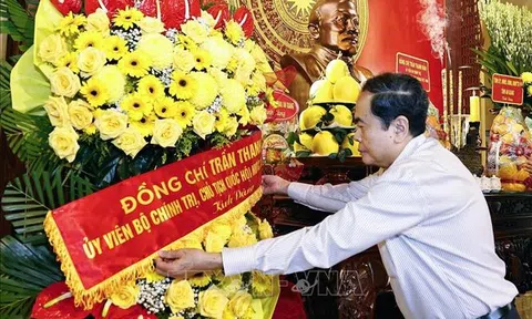 Chủ tịch Quốc hội Trần Thanh Mẫn dâng hương tưởng nhớ Chủ tịch Tôn Đức Thắng